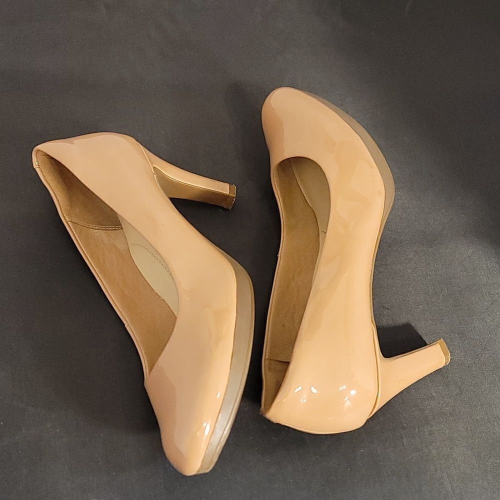 CLARKS COLLECTION ROUND TOE SLIP-ON PUMP - Picture 11 of 16